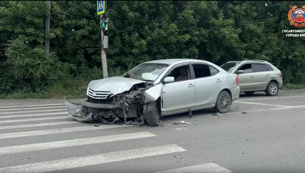 Пожилой мужчина устроил массовое ДТП в Бийске.