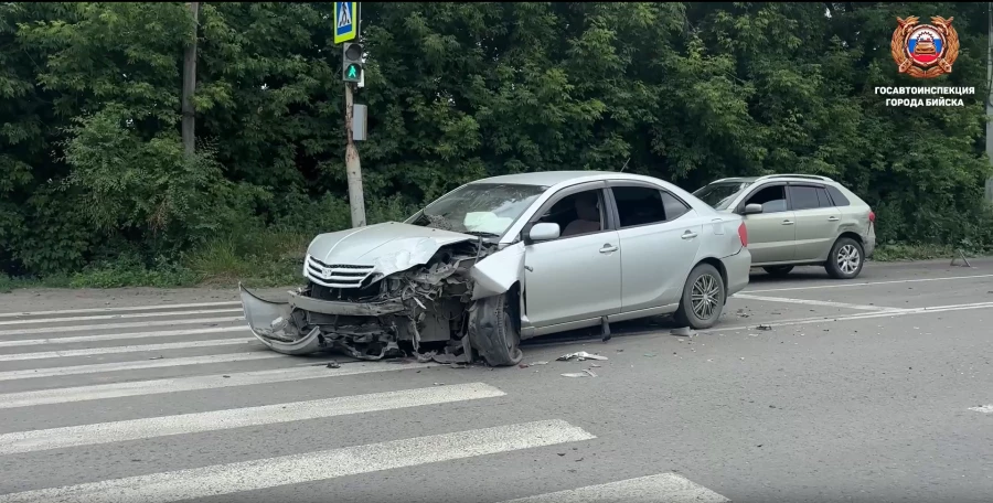 Пожилой мужчина устроил массовое ДТП в Бийске. Пожилой мужчина устроил массовое ДТП в Бийске.