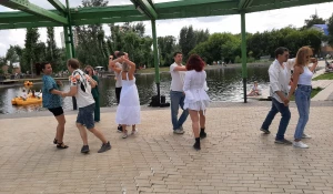 Студия танцев и фитнеса DEF провела показательное выступление в «Изумрудном».