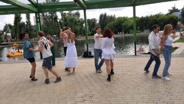 Студия танцев и фитнеса DEF провела показательное выступление в «Изумрудном».