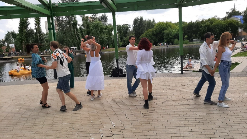 Студия танцев и фитнеса DEF провела показательное выступление в «Изумрудном».