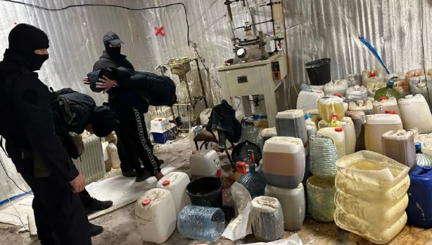 Новосибирцы изготовили 73 кг мефедрона в нарколаборатории.