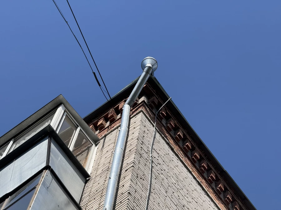 Крыша многоквартирного дома на ул. Песчаной, 76