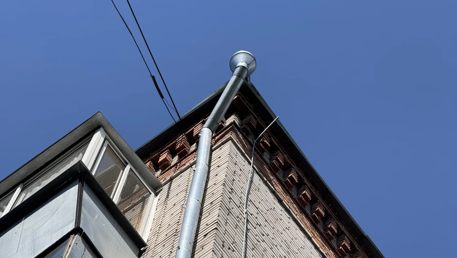 Крыша многоквартирного дома на ул. Песчаной, 76