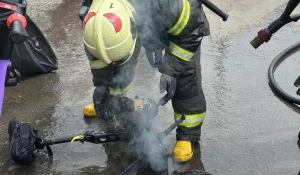 В Барнауле загорелся электросамокат.
