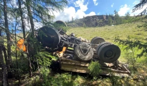 На Алтае погиб водитель после опрокидывания МАЗа.