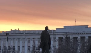 Памятник Ленину на площади Советов. 