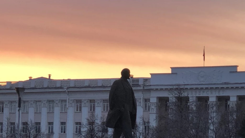 Памятник Ленину на площади Советов. 