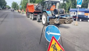 «Автодорстрой» осуществляет летний уход за дорожными сетями Барнаула.