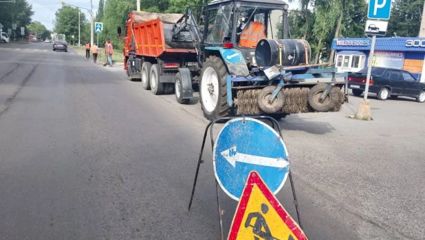 «Автодорстрой» осуществляет летний уход за дорожными сетями Барнаула.
