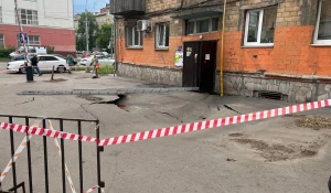 Провал грунта у пятиэтажки.