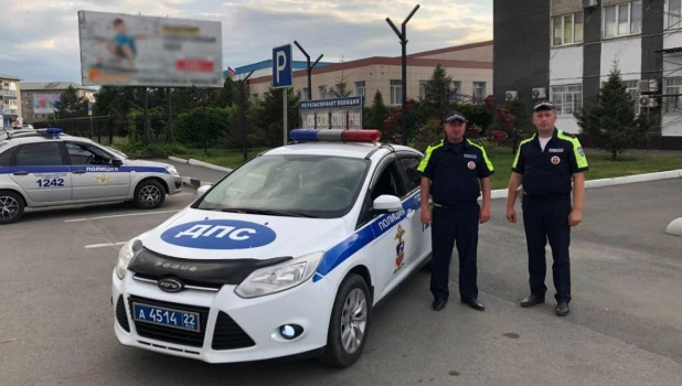 Сотрудники ДПС спасли семью на пожаре в Камне-на-Оби