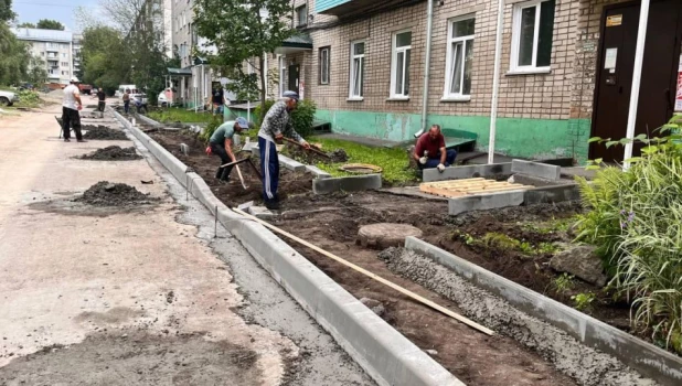 Дворы Барнаула продолжают преображать