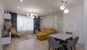 Трешку с пузырями на потолке продают в Барнауле за 20 млн рублей