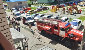 Спасли людей на пожаре из-за горящего балкона в Барнауле