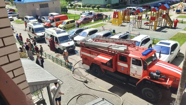 Спасли людей на пожаре из-за горящего балкона в Барнауле
