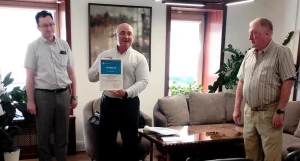 Вручение почётной грамоты Алтайкапиталбанку.