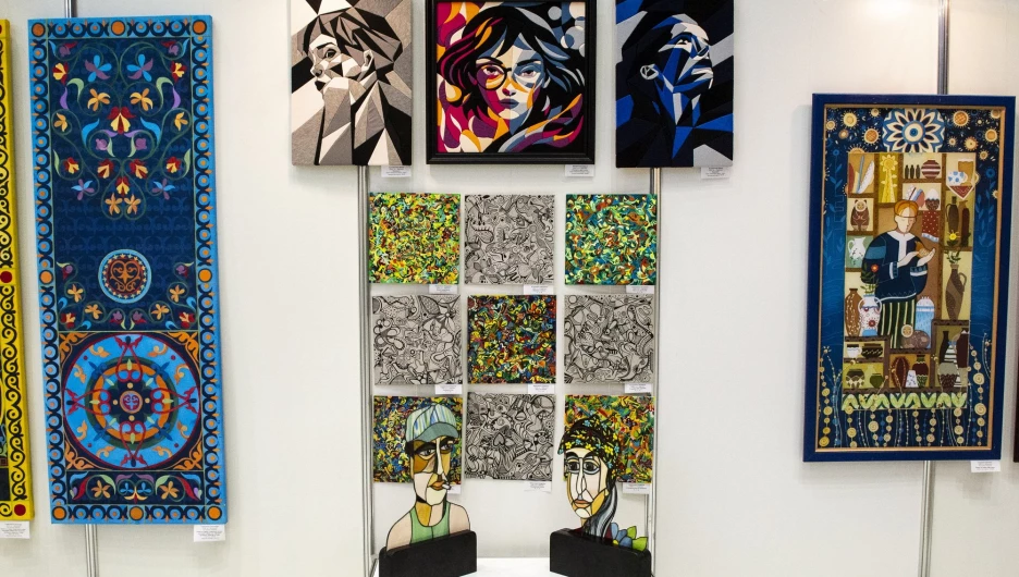 Экспозиция выставки «Аз.Арт.Сибирь — 2025».