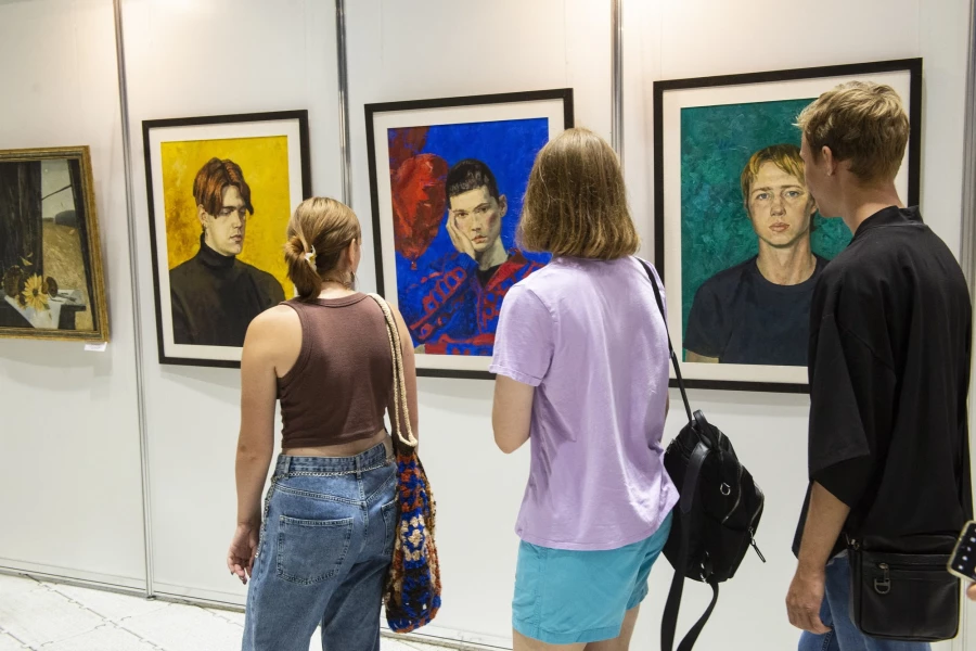 Экспозиция выставки «Аз.Арт.Сибирь — 2025».