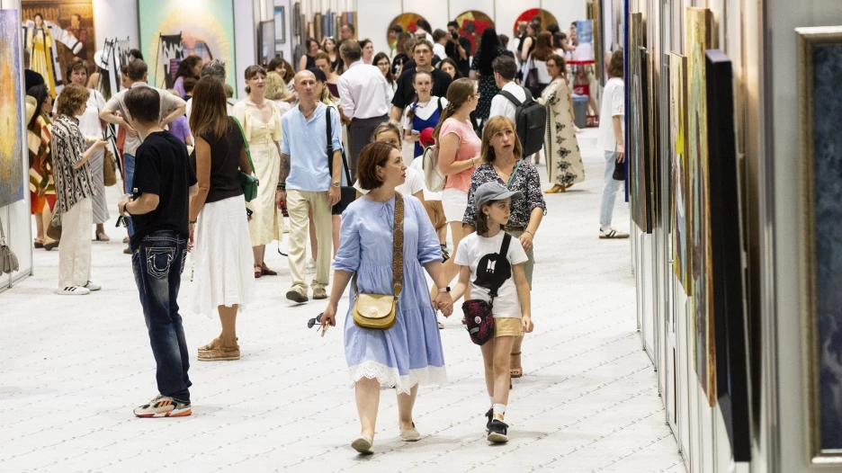 Экспозиция выставки «Аз.Арт.Сибирь — 2025».