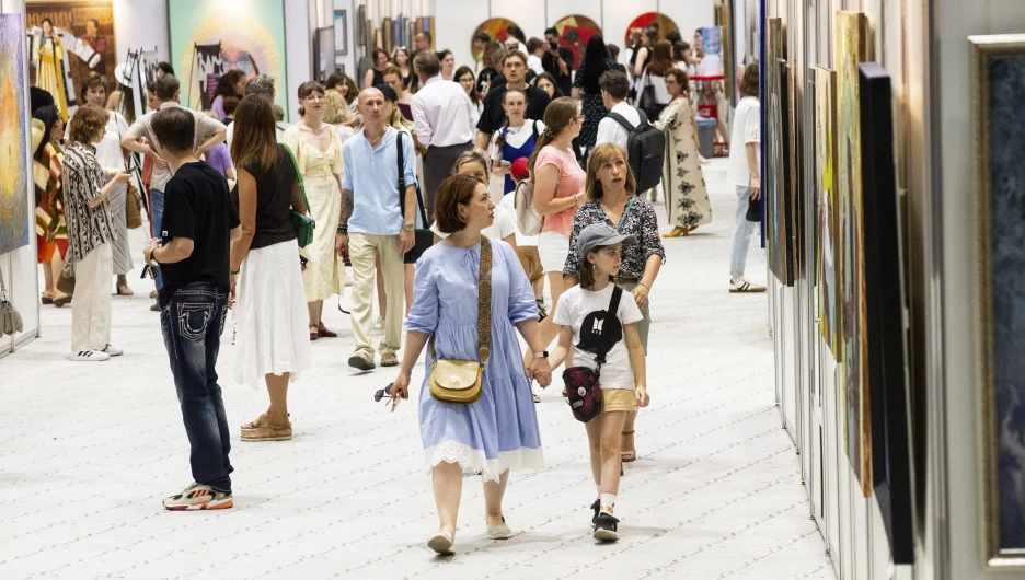 Экспозиция выставки «Аз.Арт.Сибирь — 2025».