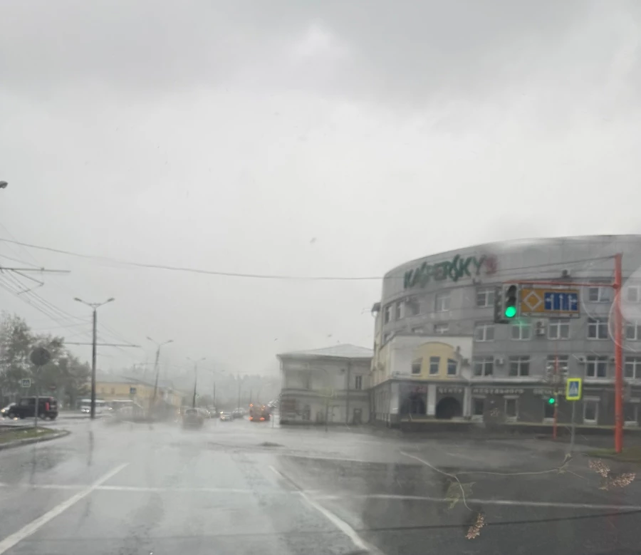 На проспекте Красноармейском из-под земли бьет вода.