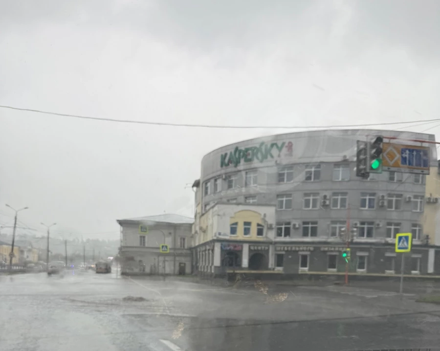 На проспекте Красноармейском из-под земли бьет вода.