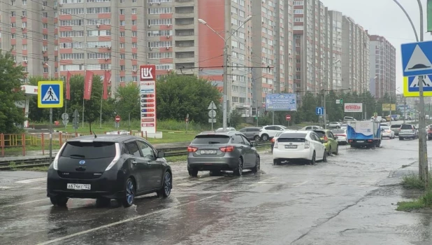 Изменили маршруты общественного транспорта из-за подтопления улиц.