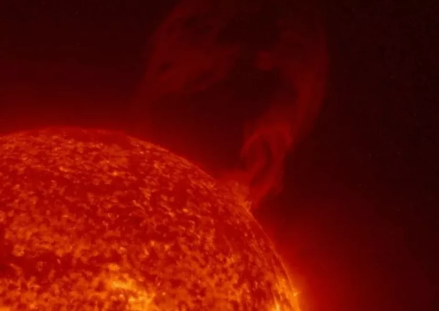 Солнце выбросило гигантский протуберанец длиной в миллион километров.