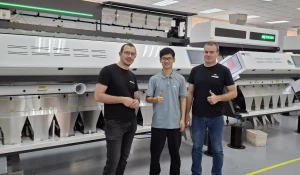 Сергей Провоторов (слева) и Андрей Козлов (справа), сотрудники компании «Руспром», в обучающей поездке на завод Meyer в Китае.