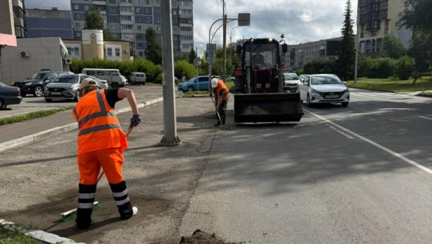 В Барнауле ведется активная уборка улиц во всех районах после дождей