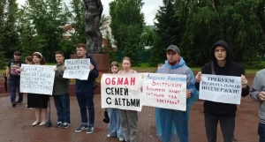 В Барнауле прошел митинг против арестованного застройщика Заикина.