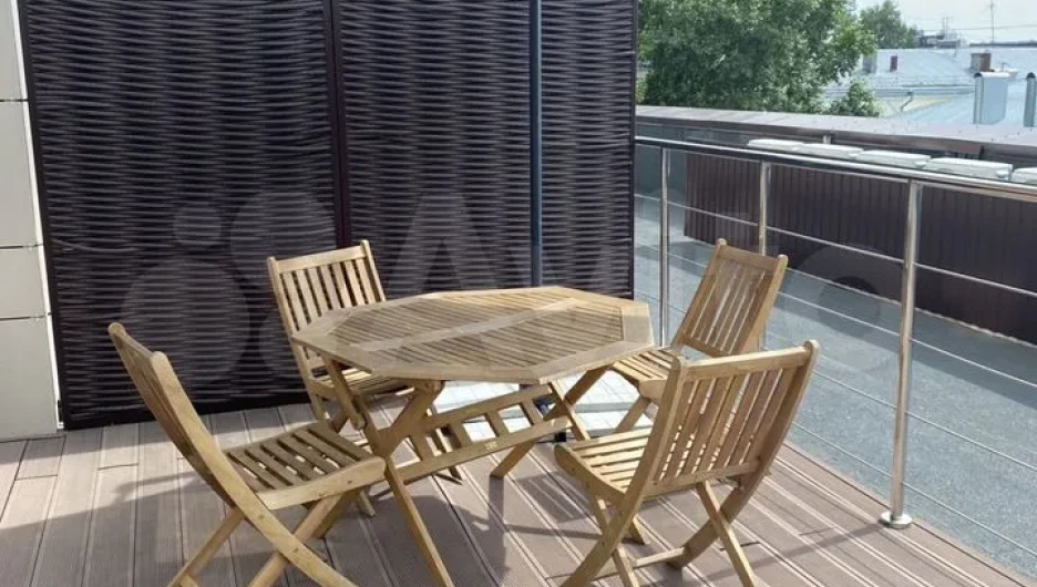 Трешка с собственной террасой продается в Барнауле за 23 млн рублей