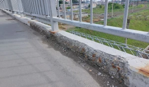 У моста на Новом рынке начал сыпаться бордюр.