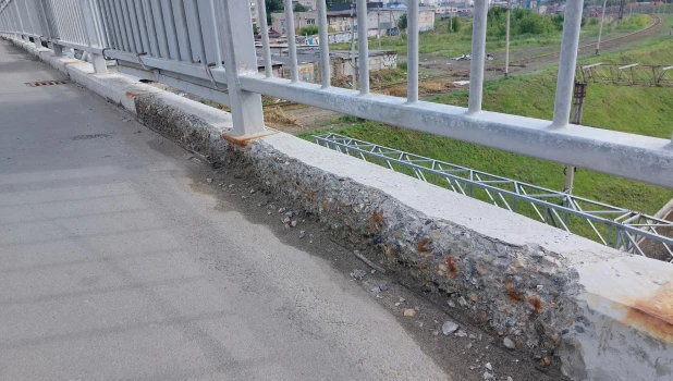 У моста на Новом рынке начал сыпаться бордюр.