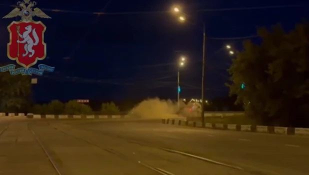 Машина рухнула с моста в Свердловской области.