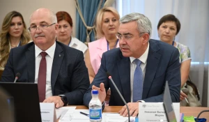 Начальник Сибирского главного управления Банка России Николай Морев (справа) и управляющий Отделением Барнаул Банка России Андрей Иванов (слева).