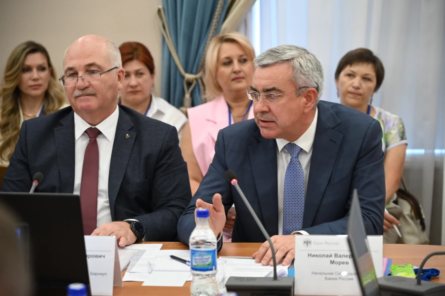 Начальник Сибирского главного управления Банка России Николай Морев (справа) и управляющий Отделением Барнаул Банка России Андрей Иванов (слева).