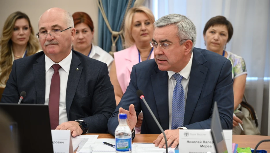 Начальник Сибирского главного управления Банка России Николай Морев (справа) и управляющий Отделением Барнаул Банка России Андрей Иванов (слева).