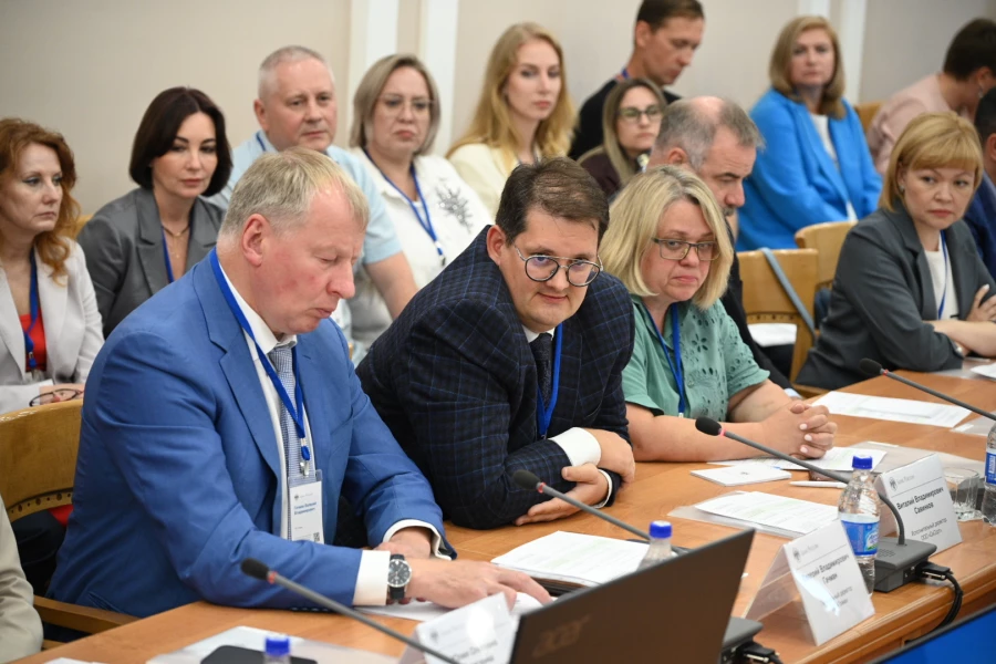 Виталий Савинков, исполнительный директор компании «СиСорт» (в центре).