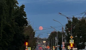 Растущая луна над Барнаулом.