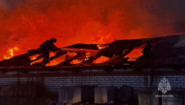Пожар в барнаульском складе на ул. Промышленная.