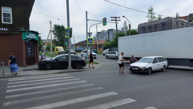 Жесткая авария произошла в центре Барнаула
