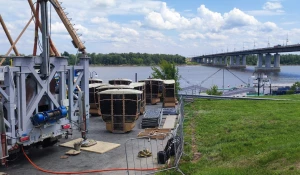 Колесо обозрения устанавливают на набережной. 