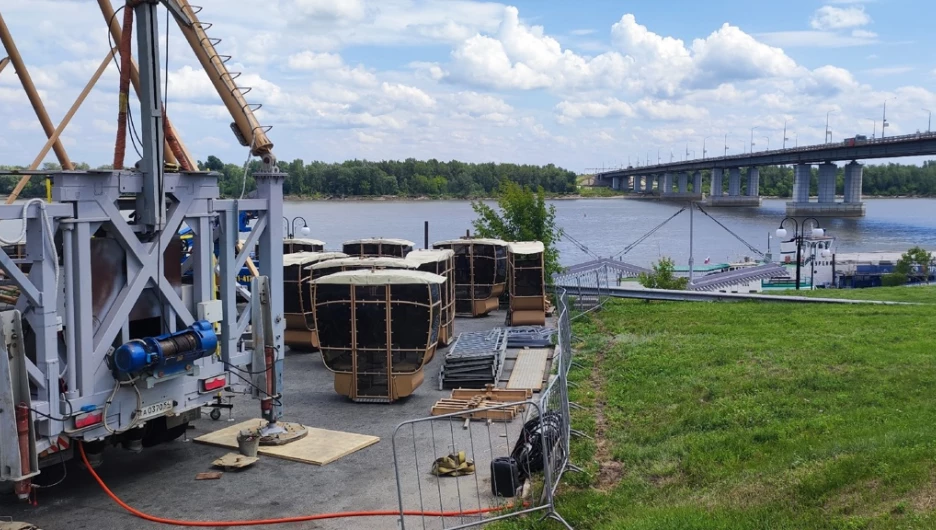 Колесо обозрения устанавливают на набережной. 