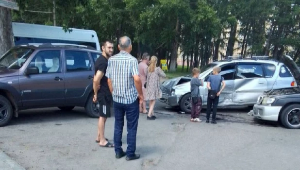 Серьезное ДТП случилось на Докучаево в Барнауле