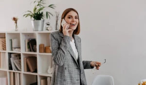 Женщина разговаривает по телефону.