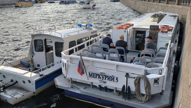  В Санкт-Петербурге столкнулись теплоходы