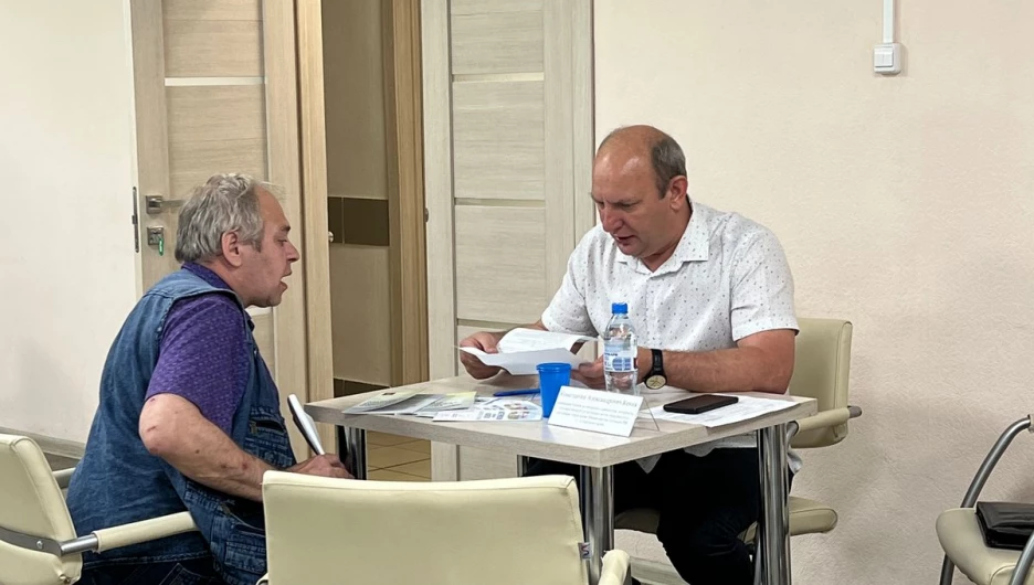 В четверг 10 июля барнаульцы смогли прийти в Семейный МФЦ на прием за бесплатной консультацией сотрудников государственного юридического бюро.