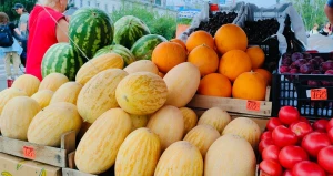 Ягоды, фрукты и грибы на площади Спартака в Барнауле.